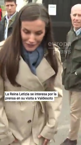 La Reina Letizia se interesa por la prensa en su visita a Valdesoto: "¿Cómo está yendo la mañana?"