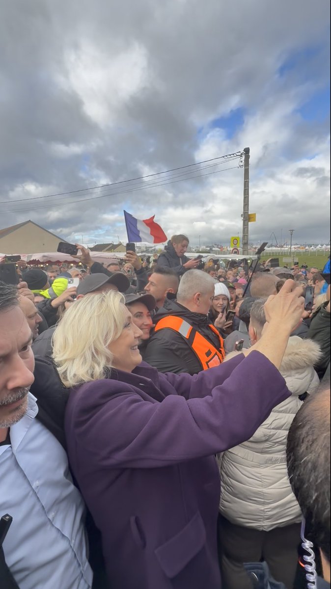 À chaque rencontre avec notre jeunesse, je vois l’espoir, l’énergie et le courage de ceux qui veulent construire un avenir meilleur pour leur pays. Vous êtes la France de demain : gardez confiance, tout commence avec vous !