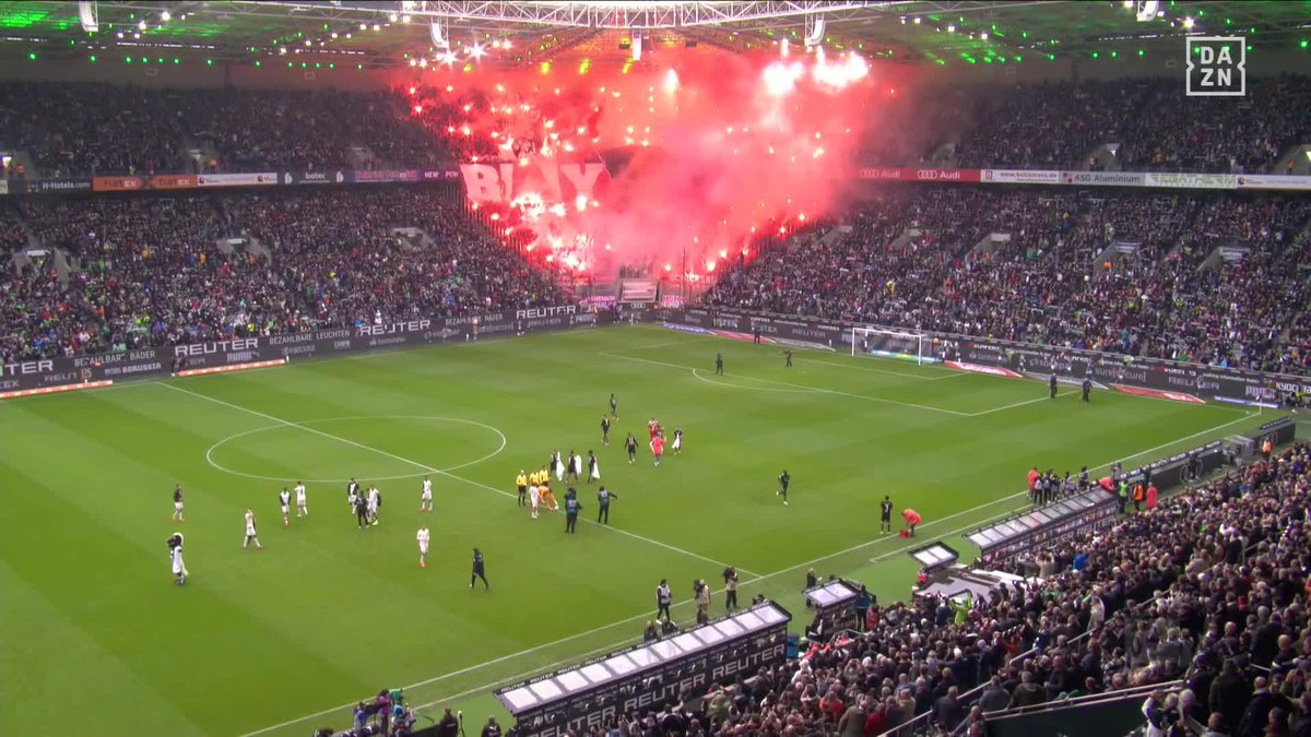 Juegan de visitantes... ¡PERO PARECEN LOCALES! 😯 El despliegue de la afición del Bayern de Múnich en su visita a Mönchengladbach ¡UN TIFO Y MUCHÍSIMAS BENGALAS! 🔥 #BundesligaEnDAZN 🇩🇪