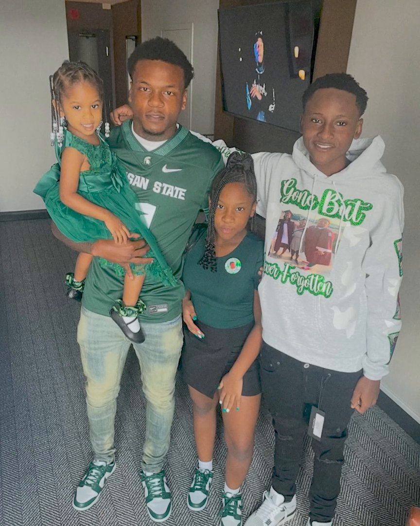 "I'd do whatever for these kids. And as long as my mom's proud of everything I'm doing, that's a win for me as well." Michigan State’s Armorion Smith's life changed in an instant when his mother Gala Gilliam died in 2024. He honors her by being a D-I athlete, a student and by caring for his siblings ❤️ (via Jen Lada)