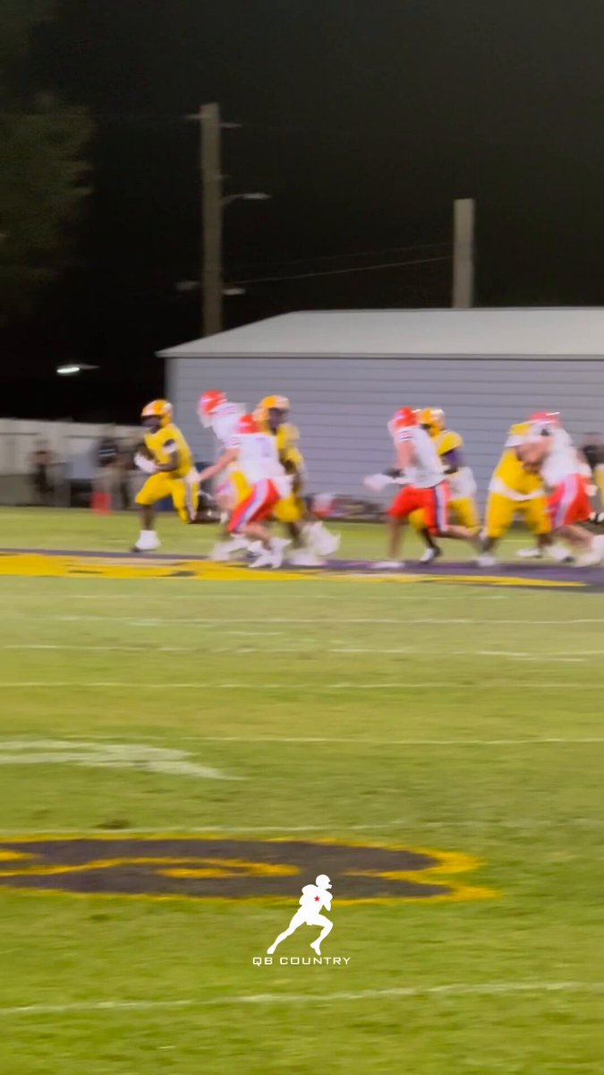 Mr. Football Candidate Watch ✍️ Ezavier Crowell AHSAA Alabama RB Commit Ezavier Crowell has rushed for 1,585 yards & 19 touchdowns on 123 carries (12.9 yards per carry). That’s an astounding 176 yards per game. (This is through only 9 games). Some standouts performances include: •St. Michael’s (20 carries, 336 yards, 2 TD) •Demopolis (11 carries, 242 yards, 2 TD) •Baker (18 carries, 179 yards, 2 TD) His contribution to Alabama High School Football is undeniable. His athleticism is off the charts and it’s only the beginning.