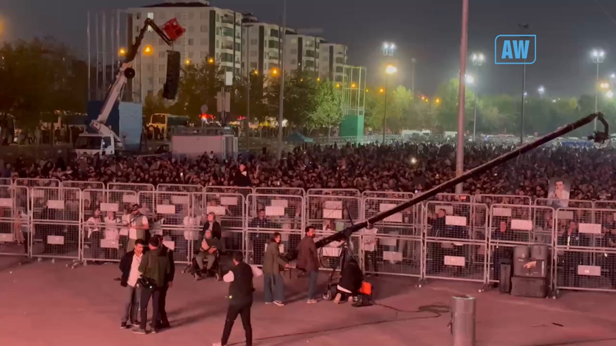 Bi deh hezaran kes ji bo konsera Koma Amed li Qada Newrozê ya Amedê kom bûn e. (On binlerce kişi, Koma Amed konseri için Newroz Alanı’nda toplandı.)