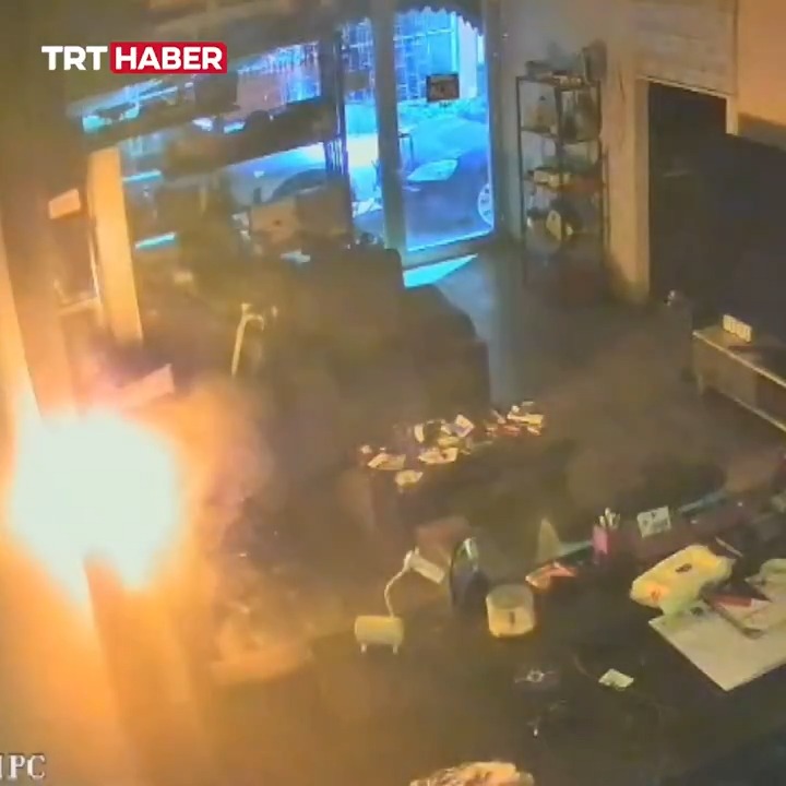Sakarya'da şarjda bırakılan matkap bataryasının alev alması sonucu yangın çıktı. İş yeri 400 bin liralık zarara uğradı.