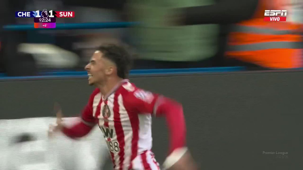 🤯🏴󠁧󠁢󠁥󠁮󠁧󠁿 SUNDERLAND SE LO DA VUELTA 2-1 AL CHELSEA AL ¡MINUTO 92! EN STAMFORD BRIDGE. Así quedan ESCOLTAS del Arsenal en la Premier League, locura. 🚬