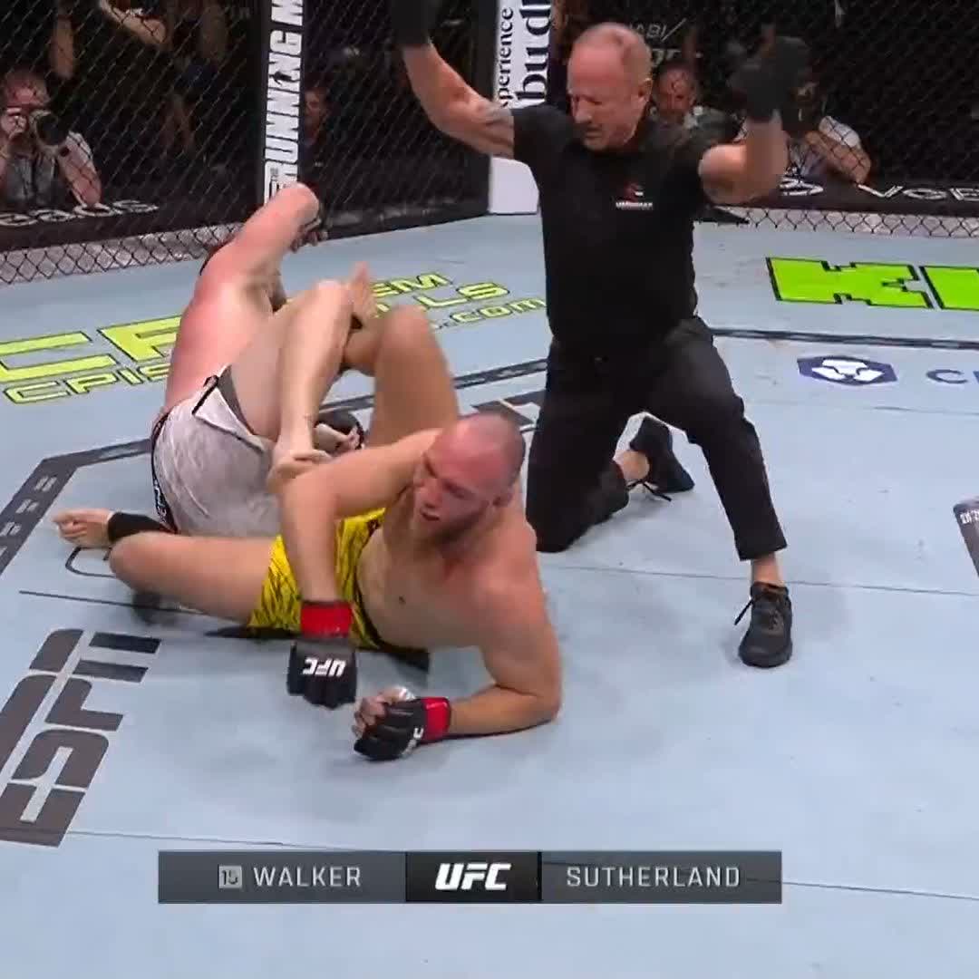 A finalização de 🇧🇷 Valter Walker sobre 🏴󠁧󠁢󠁥󠁮󠁧󠁿 Louie Sutherland no UFC 321, agora há pouco, em Abu Dhabi. #UFC #UFCBR #UFC321