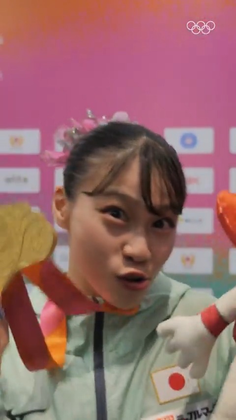 3, 2, 1, do something fun! 🤣 This is what happens when you put gymnasts on the spot. 🤗 Are you also dazzled by all that gold? ✨🥇 #ARTWorlds2025 I @Gymnastics