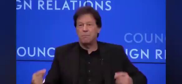 حسین حقانی کو پیسے ملیں تو یہ اپنی روزانہ چوبیس بار بولی لگوائے اور ہر گھنٹے نئے مالک کے حکم پر بکواس کرے یہ رہا پورا کلپ جس میں عمران خان اس کے بالکل الٹ بات کر رہا ہے کہ پہلے ڈیورنڈ لائن کی جگہ کوئی سرحد نہیں ہے اور اب ہم باڑ لگا رہے ہیں تاکہ آمد ورفت روکی جا سکے