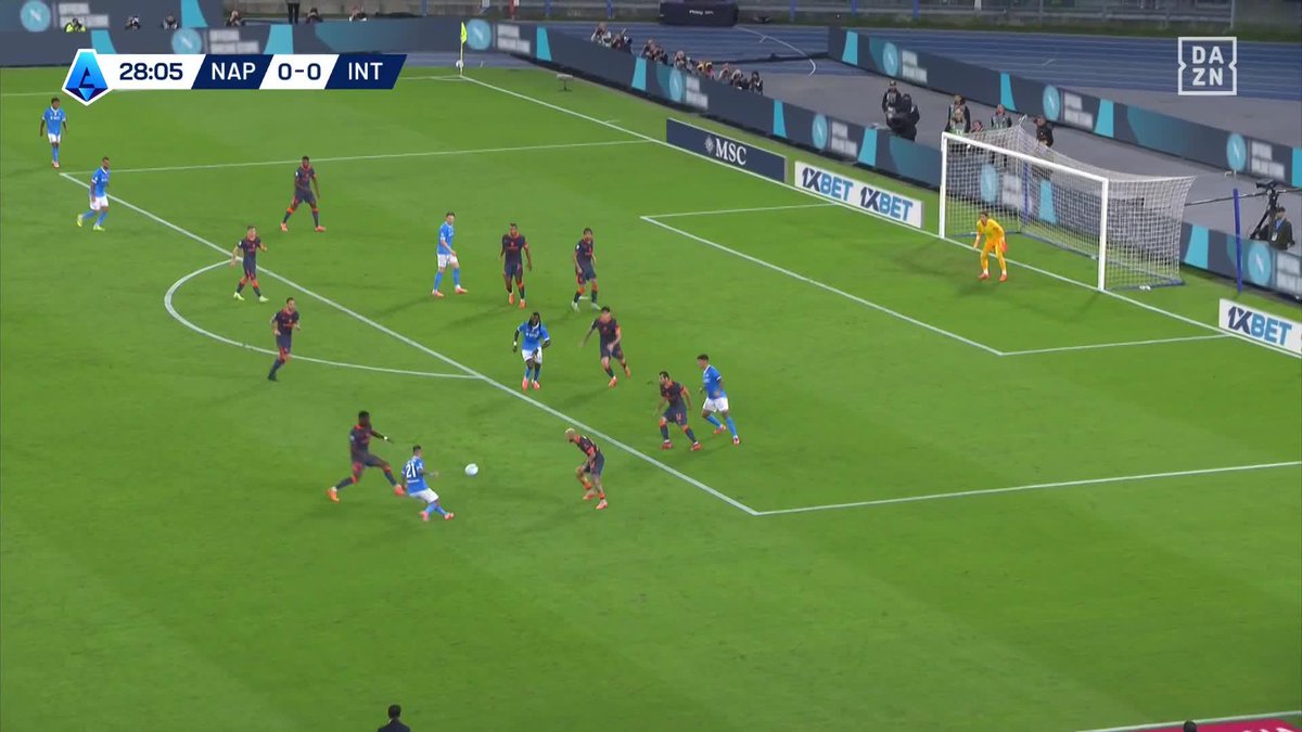 DE BRUYNE 🇧🇪 SE BLESSE EN TIRANT LE PÉNALTY. 🤕 Image rare : les joueurs ne célèbrent pas le but : 𝗗𝗘 𝗕𝗥𝗨𝗬𝗡𝗘 𝗡𝗘 𝗣𝗘𝗨𝗧 𝗣𝗟𝗨𝗦 𝗕𝗢𝗨𝗚𝗘𝗥 𝗦𝗔 𝗝𝗔𝗠𝗕𝗘. 😳 Ça fait bien 1-0 pour Naples malgré cette triste image. 🎥 DAZN France