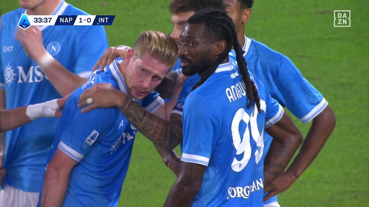 Marca gol de penalti, se lesiona... ¡Y NO SE PUEDE NI MOVER! 😯 El momento de la lesión de Kevin de Bruyne es TREMENDO 😔 Las caras lo dicen todo... #SerieAenDAZN 🇮🇹