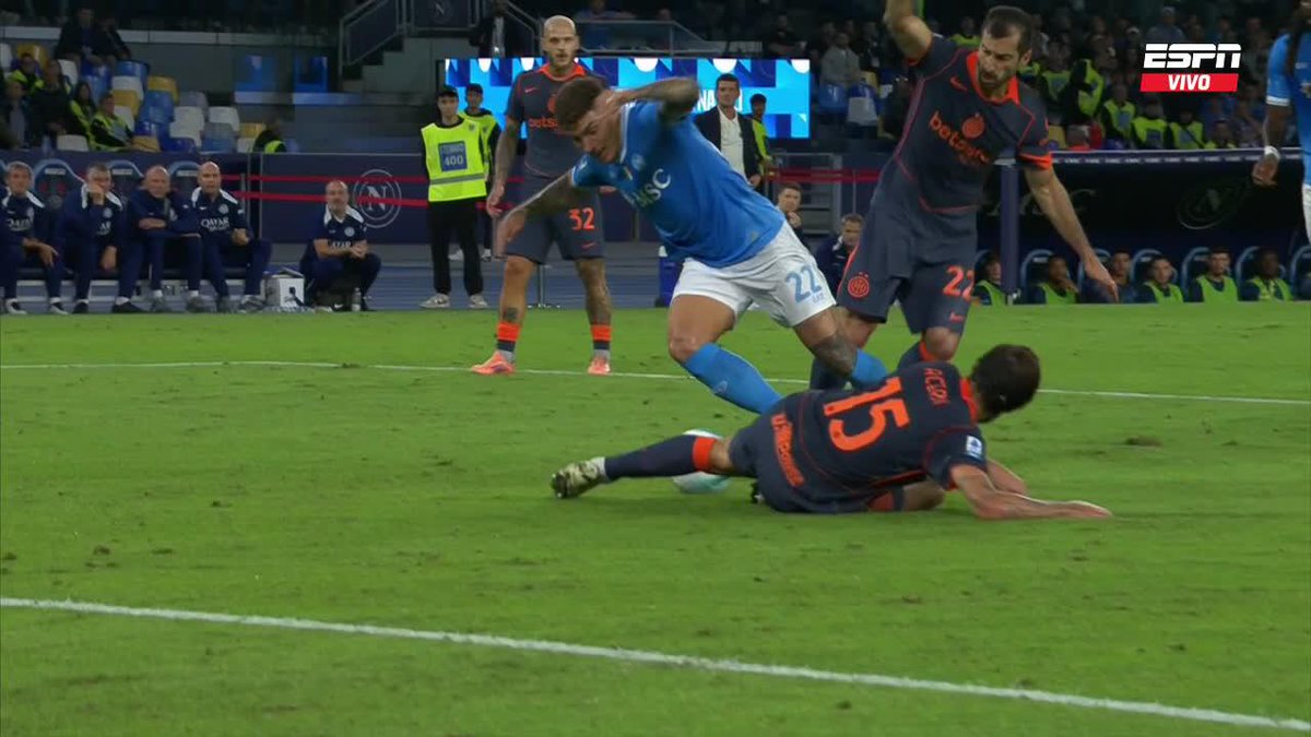 "ROBO" Por el penal que le cobraron al Napoli en el partido ante el Inter por la Serie A. Mirá lo que cobró el árbitro ladrón hijo de re mil puta.
