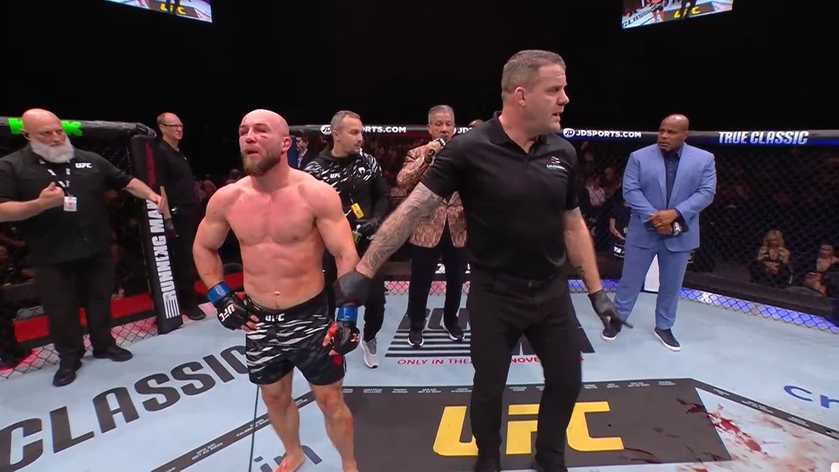 Ludovit Klein l’emporte par décision majoritaire, avec une vraie démonstration debout lors des deux premiers rounds et une cheville cassée au troisième ! 👏 #UFC321