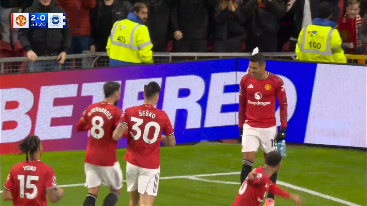 A huge deflection off Ayari gifts Manchester United their second goal! 😮