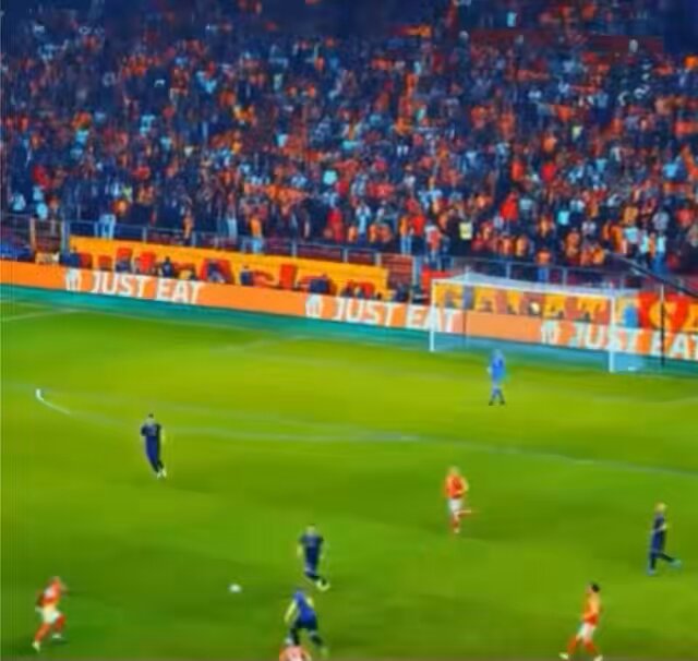 Osimhen topa vurmadan Sane'nin kollarını açması. Rönesans tablosu gibi sekans.