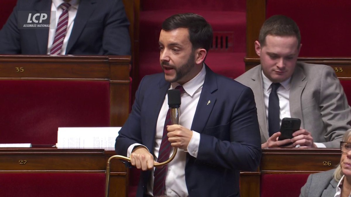 "La vraie humiliation, elle est dans le retour à la niche des macronistes. Vous avez planté un couteau dans le dos de François Hollande il y a 10 ans, et maintenant vous le suppliez de ne pas vous censurer", lance Jean-Philippe Tanguy Ⓜ️. "Là-dedans, les méga-cocus, c'est les LR !" #Budget