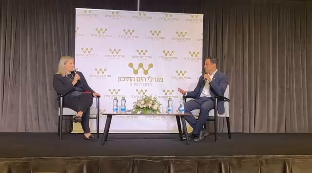 נאור שירי מסביר בשבת תרבות שהקהל של יש עתיד והקהל של הדמוקרטים שונים זה מזה. אני אוהב את נאור אבל שם כסף שהוא לא מאמין לעצמו אפילו. אין שום הבדל בין הקהלים, אין לשתי המפלגות האלה סיפור נפרד. אפסנו את האגו בארון, חברים. אתם נשמעים רע 🟠 Naor Shiri - נאור שירי