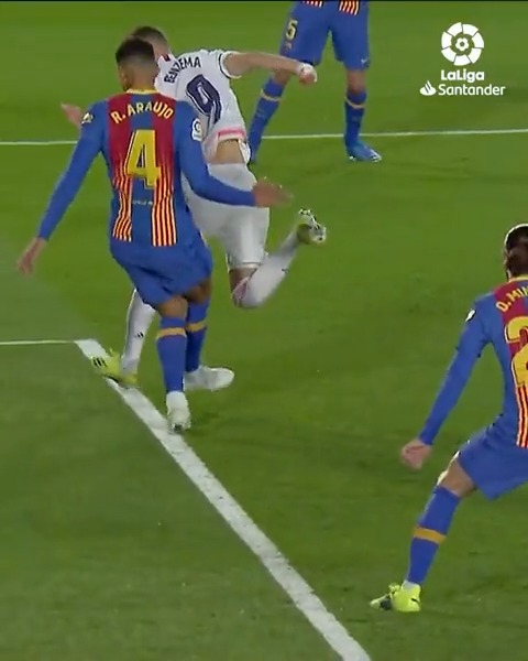 🔙🎩 Cuando Benzema se sacó de la chistera un remate que nadie imaginaba para decidir el Clásico en 2021. 🤍 Uno de los mejores goles de toda su carrera con el Real Madrid.