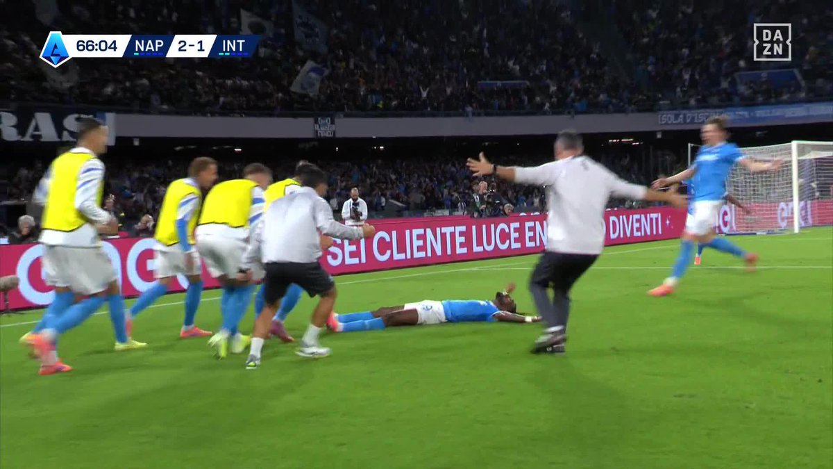 ¡¿EN QUÉ MOMENTO SE HA CONVERTIDO ZAMBO ANGUISSA EN MARADONA!? 🤯 Madre del amor hermoso... #SerieAenDAZN 🇮🇹