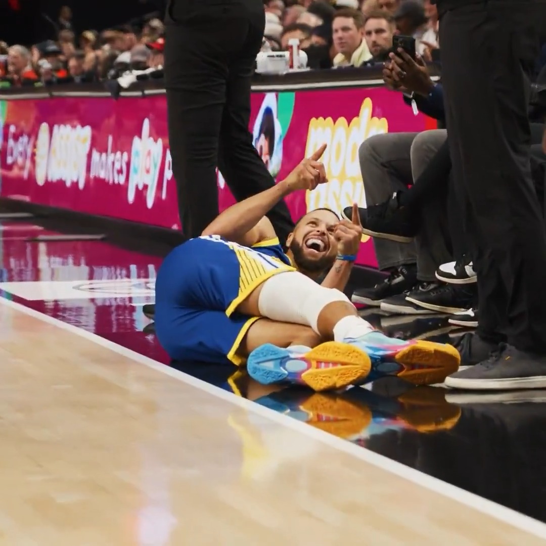 Wait for Stephen's reaction after the four-point play 😁👉👉