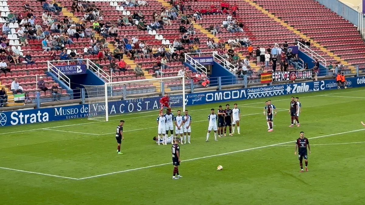 Qué bonito escaparate es el fútbol para hacer homenajes. ☝🏻 Juanmi Callejón inició la remontada del CD EXTREMADURA frente al XEREZ DEPORTIVO con este gol de falta y muy emocionado, se lo dedicó al cielo por el fallecimiento de su hermana. Ayudó desde ahí. DEP❤️