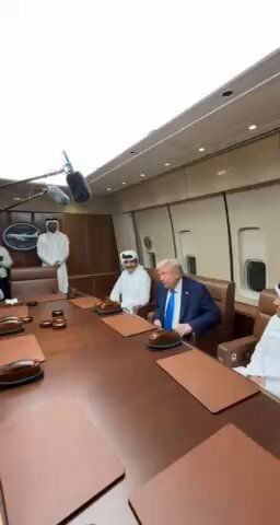 🇺🇸🇶🇦 Trump met with the Emir of Qatar on board Air Force One.