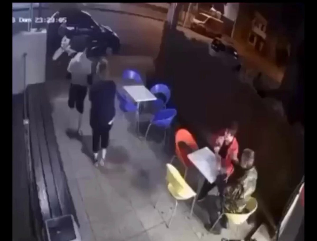 Un milico retirado saca cagando a dos chorros que intentaban robarle enfrente de su señora 😡