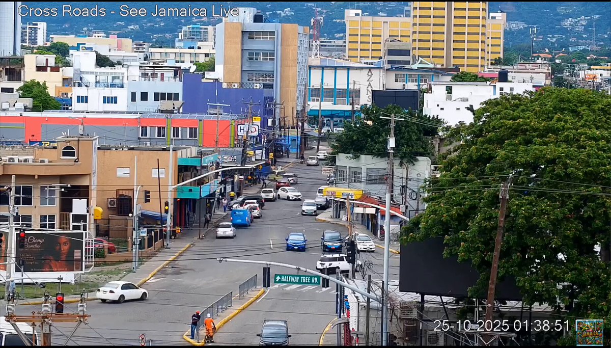 [Huracán Melissa] Vista actual de un área de Kingston, capital de Jamaica. La vídeo cámara muestra una escena tranquila, sin congestión vehicular. ADM