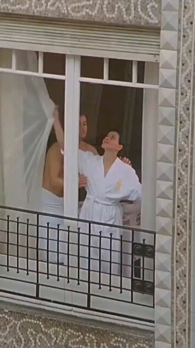 Damage (1992) Jeremy Irons’un canlandırdığı bir politikacı, oğlunun sevgilisine (Juliette Binoche) delicesine aşık oluyor. Bu yasak tutku hem ailesini hem de hayatını paramparça ediyor. Soğuk, zarif ve acıtan bir başyapıt. #FilmÖnerisi