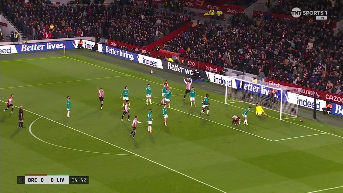 Dango Ouattara finishes off a signature Brentford long throw to put them ahead against Liverpool ⚡️ Keith Andrews enjoyed that one! TNT Sports & discovery+ UK