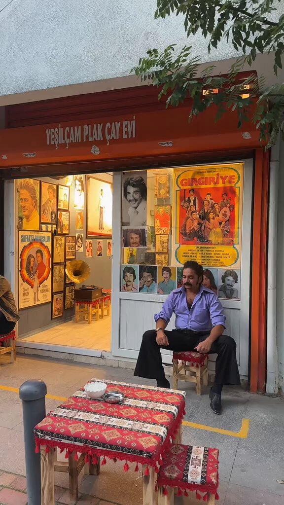 İzmir’de Ferdi Tayfur ve Cüneyt Arkın hayranı bir vatandaş çay evi açtı.