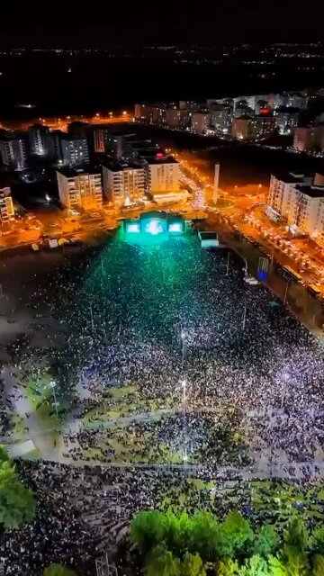 Gerçekten Koma Amed muhteşem bir konser verdi. Politik müzik, herkesin ama özellikle biz Kürtlerin sadece dinlediği değil, içinde yaşadığı bambaşka bir dünyadır. Çünkü son 50 yılın bütün özeti, bütün acısı, bütün direnci bu müziklerin içinde gizli. Dinlerken kendimi 14-15 yaşlarında buldum; o yılların saf duygusu, o atmosfer yeniden canlandı içimde. Diyarbakır’da şu anda yaşanan şey sadece bir konser değil, bir hafızanın sahneye dönüşmüş hâli. Son 50 yıldır bu topraklarda doğanlar, büyüyenler, direnenler; gençler, yaşlılar — herkes kendi sosyopolitik ve kültürel havzasının sesini, yankısını duyuyor bu sahnede. Bu konser, bu grup ve buna benzer topluluklar mutlaka akademik çevreler tarafından incelenmeli Bide dini politik ilahi modu da var o tarzda eşsizdir. Çünkü bu sadece müzik değil, bir toplumun ruhsal ve tarihsel arşividir. Ve bir kez daha anlıyorum: Kürtçe muazzam, şaheser bir dildir. Bilmeyenler için artık öğrenmek bir tercih değil, bir zarurettir. Kürtçe müzik dinleyebilmek bir ayrıcalıktır!