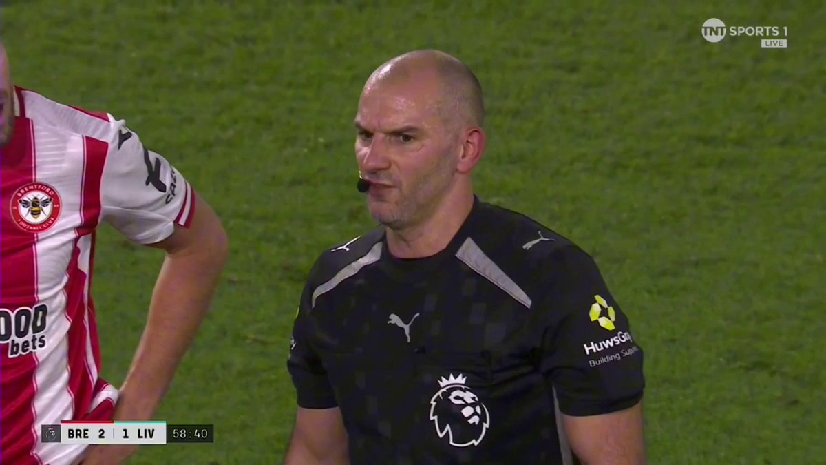 Referee Tim Robinson explains why Brentford were awarded a penalty following Virgil van Dijk’s challenge 👀 TNT Sports &amp; discovery+ UK
