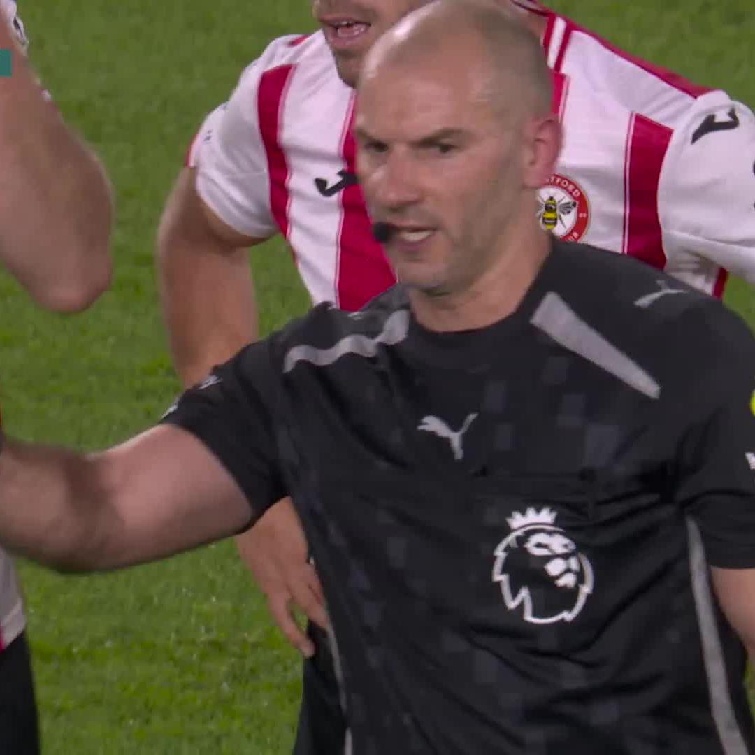 Další kontroverzní zásah VARu? 🤔 Po intervenci videorozhodčího Tim Robinson nařídil penaltu, kterou Igor Thiago proměnil. 🐝 #BRELIV – 3:1