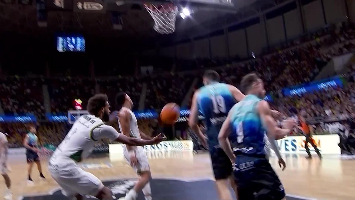 Hoy cumple 42 años y 5 meses. No es que esté vigente con esa edad, sino que es el jerarca de un señor equipo de baloncesto. MARCELINHO HUERTAS está escribiendo una de las páginas más hermosas de la historia del deporte.