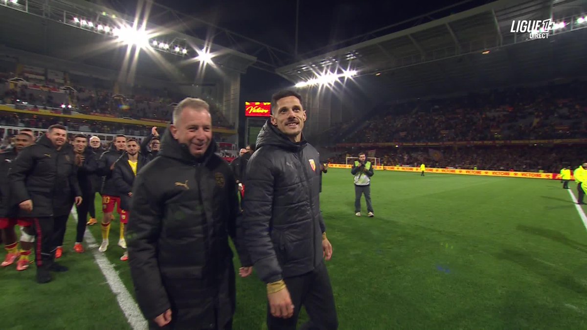 "Sotoca Ballon d'Or, Sotoca Ballon d'Or." 😂🎶 L'ovation du peuple lensois pour fêter les 35 ans de Florian Sotoca 🥳 #RCLOM