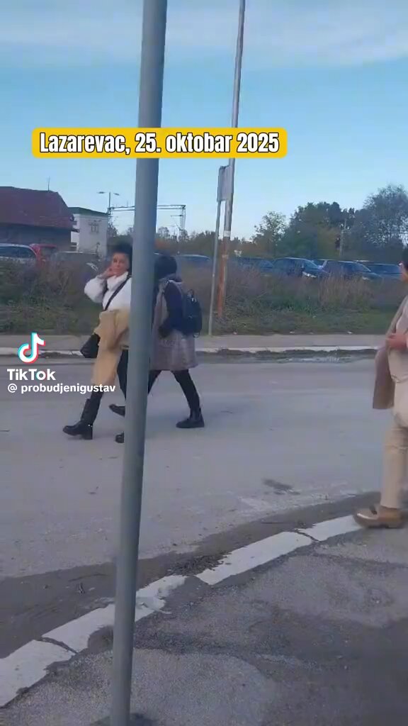 25.10 2025. Direktorka doma zdravlja i glavna medicinska sestra iz Lazarevca idu u Požarevac na miting sa ostalim Ćacima, organizovana dva autobusa. Preuzeto od @probudjenigustav