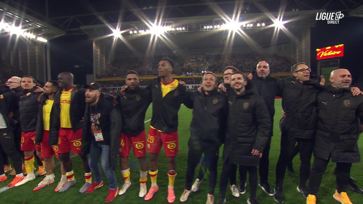 La communion du Racing Club de Lens avec son public ๐ #RCLOM