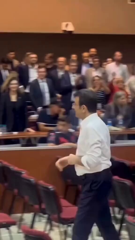 Devlet ile aşık atılmaz, Uzun bacak İngiliz'le kumpas kurulmaz Hafız, Oluk başında oynayan bir gün Çark evinde bulur kendini Hafız...