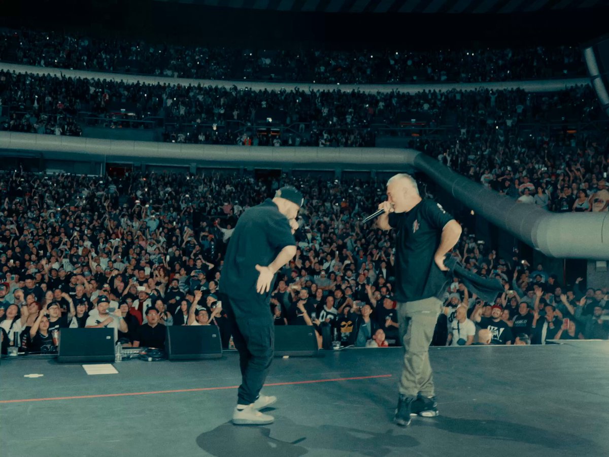🇲🇽 Ciudad de México… lo del Auditorio Nacional fue una locura real. Verlo lleno, escuchar cómo cantaban cada palabra, sentir esa energía tan pura… imposible de olvidar. Gracias por el respeto, por el amor y por hacer vibrar cada tema como si fuera vuestro. Anoche no fue solo un concierto, fue un ritual de conexión entre almas. Eternamente agradecidos 🤍🔥 #KaseO #kaseo33aniversario #rapsolo #auditorionacionalmx #violadoresdelverso