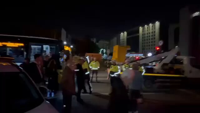 Geçiş olmadığı için vatandaşlar mecburen otobüsten indi, indirilen yolcular evine yürüyerek gitmek zorunda kalacak. Cumhurbaşkanı adayımız Ekrem İmamoğlu'ndan ne derece korktuklarını somut bir şekilde seyrediyoruz.