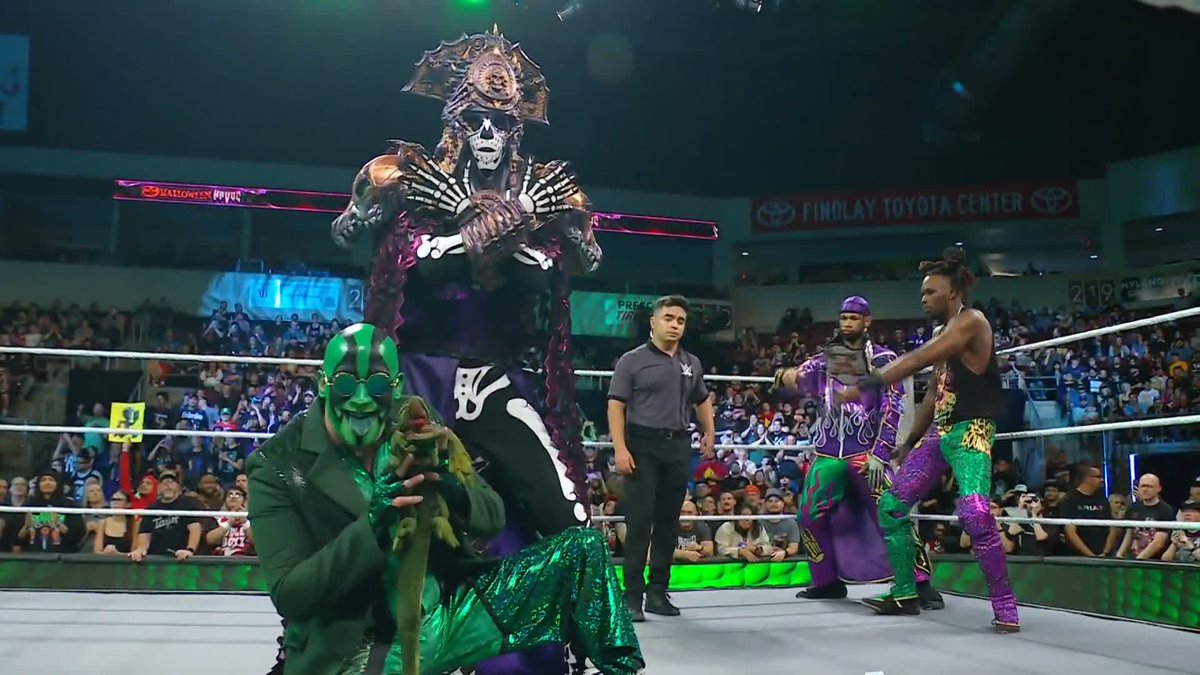 La Parka &amp; Mr. Iguana llegaron a #HalloweenHavoc 👊👥🇲🇽