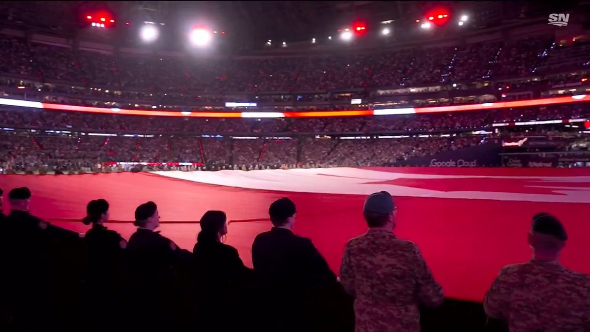 The big flag made it to the #WorldSeries ac sings O Canada 🇨🇦