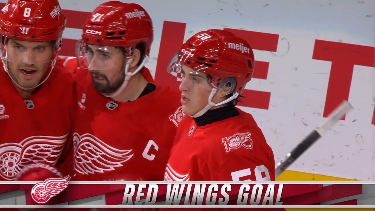 The Detroit Red Wings score twice in 27 seconds and are now within one! 🔴⚪