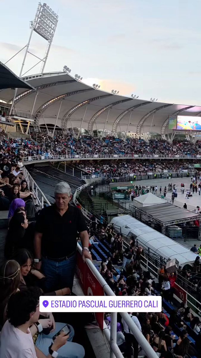 Falta aún tiempo para que inicie el #LMYNLWorldTourCali y el estadio Pascual Guerrero luce ya casi lleno. Colombia 🇨🇴 que manera de recibir a ti hija pródiga ♥️🐺❤️‍🔥