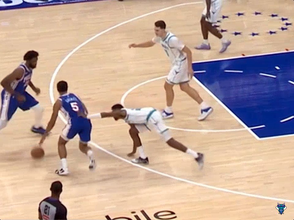 Brandon Miller's shoulder injury likely occurred on this play where he slipped with his left foot and overextended his left arm. 😕
