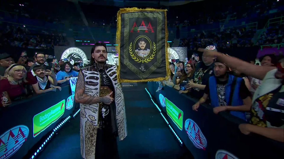 Dominik Mysterio arrives for his first defense of the AAA Mega Championship! MEXICO CITY LOVES DIRTY DOM 🇲🇽 #HéroesInmortales