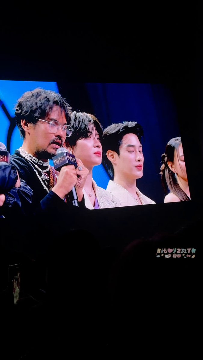 ขอพิมพ์อะไรอีโมๆหน่อย ปกติเฟิร์สไม่ค่อยจะแสดงด้านemotional ของตัวเองเท่าไหร่ ในขณะที่คนอื่นมู้ดเศร้าๆเฟิร์สยังเป็นคนดึงให้มู้ดมันกลับมาดีได้ แต่รอบนี้พอครูเด่นพูด“ในวันที่เฟิร์สเจ็บ เติ้ลล้ม เก่งเจ็บเข่า น้ำปิงเจ็บตัวปวดหัว” เฟิร์สเบะเลย คงผ่านความลำบากกันมามากจริงๆ ช่วงที่ขาหักเฟิร์สให้สัมตลอดว่ารส.ผิดกับทุกคนมากๆที่ต้องมาปรับดีเทลเพื่อตัวเอง วันนี้ผลของการทุ่มเทมันสัมฤทธิ์ผลแล้วนะ แกเก่งมาก พี่รักแก ⋆𐙚 ₊ #Firstone 𐙚 ⊹ Khemjira The Series Final EP #เขมจิราต้องรอดตอนจบ