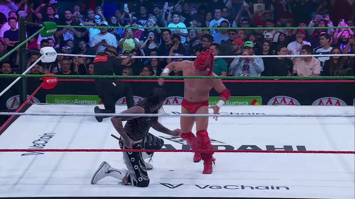Dominik Mysterio RETAINS the AAA Mega Championship against Dragon Lee thanks to some more tricks and tactics!