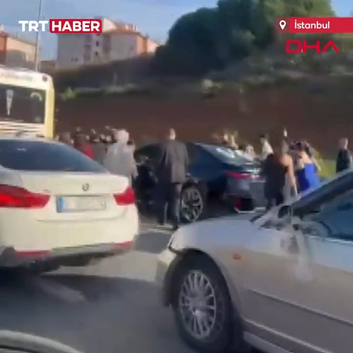 İstanbul'da düğün konvoyu yapan bir grup, otoyolda iki şeridi trafiğe kapatıp horon oynadı.