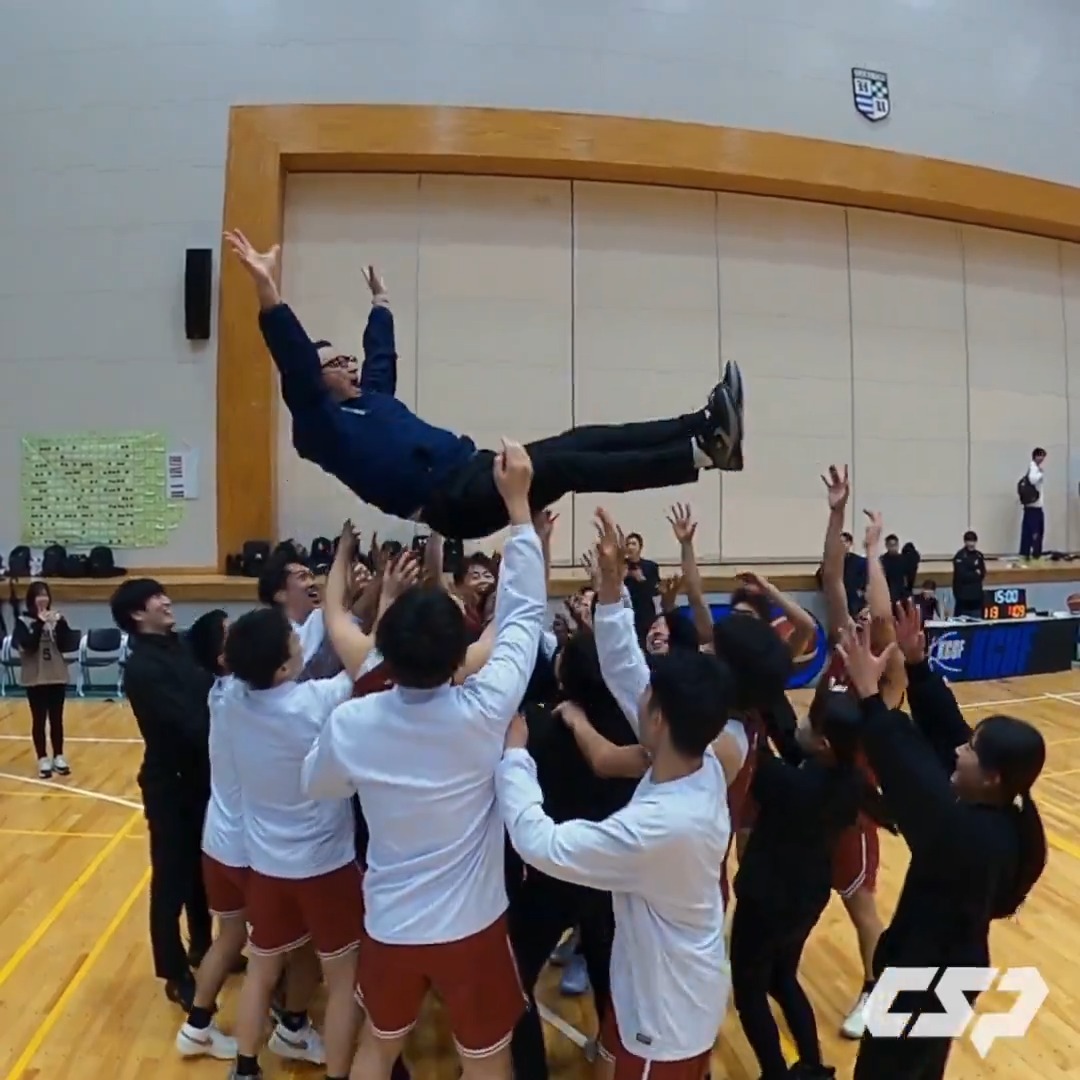 ダブルオーバータイムにもつれた大激戦を制し、早稲田大学が57年ぶりのリーグ優勝🐻🏆🙌 倉石監督、宙を舞う。 早稲田大学バスケットボール部 #オータムリーグ #大学バスケ