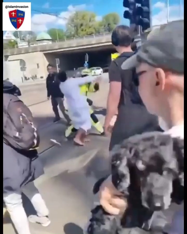 A man praying on a busy road caused traffic disruptions. When police and security asked him to move, he resisted and attacked security. With help from locals, authorities quickly subdued him. They view our kindness and tolerance as weakness, an opportunity to exploit.
